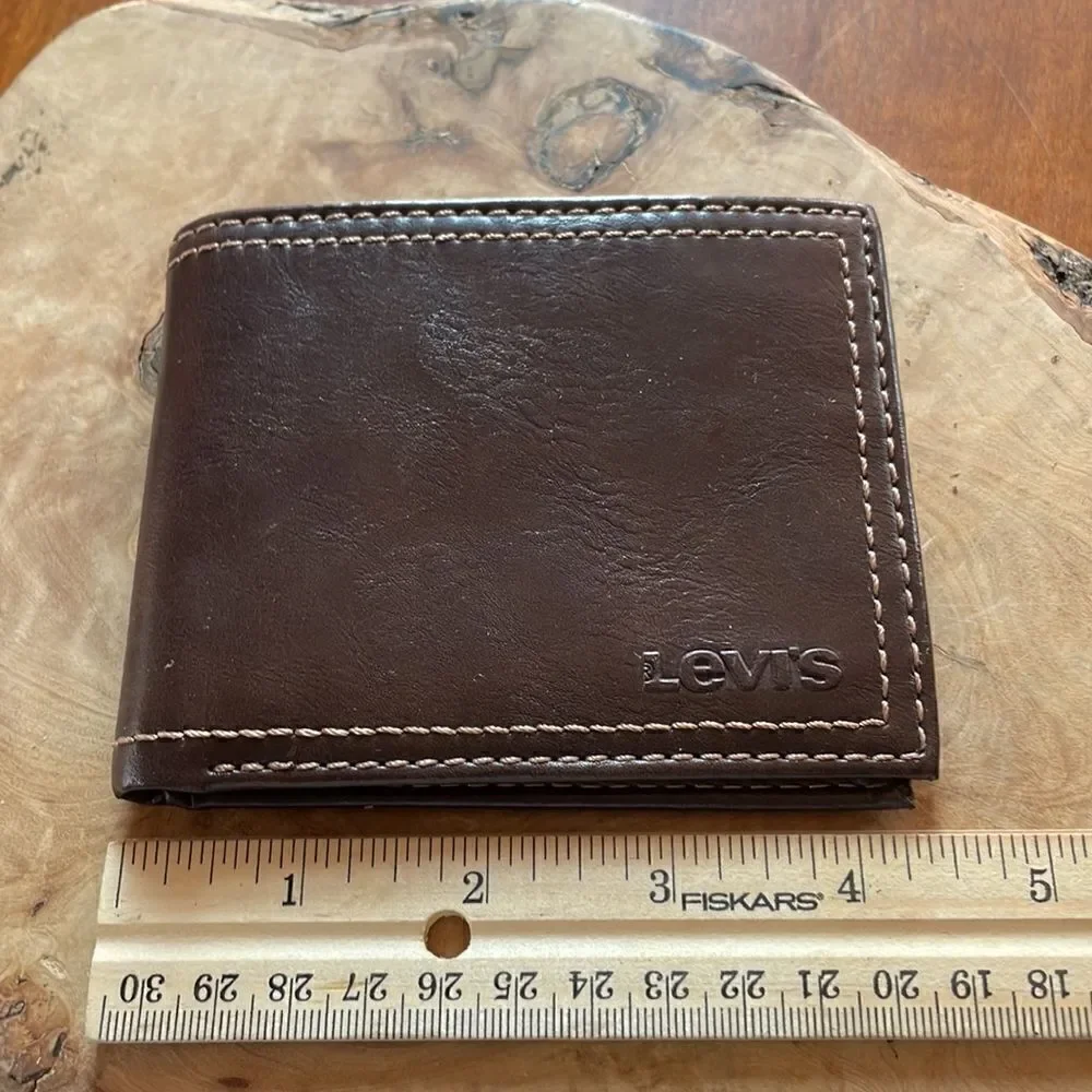 NEW. Levi's Logo Bifold Wallet